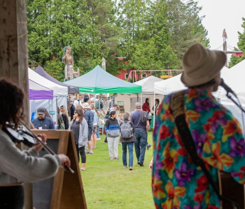 Artist's singing up close, and the Tofino Market in action in the back
